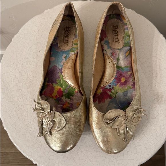 Born Women's Metallic Gold Leather Ballet Flats with Flower Accents Size 8.5 EUC - Picture 2 of 12